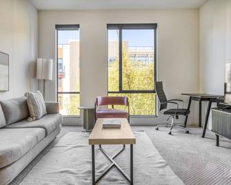 Luxe Santana Row 1BR w/ Pool & Gym, 10 mins to Google, by Blueground - 圣何塞 - 客厅