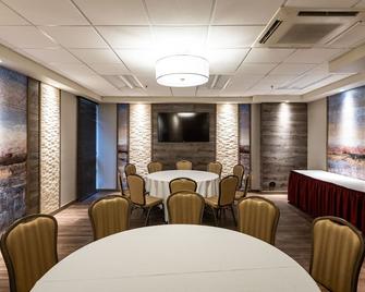 纽华克国际机场假日酒店 - IHG 旗下酒店 - 纽瓦克 - 餐馆