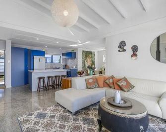 Hosts on the Coast Seaview Oasis - 哈海 - 客厅