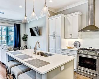 Beautiful Upper East River Retreat! - Garage Parking Included! - 萨凡纳 - 厨房