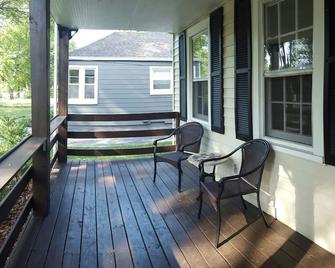Vacation In A Renovated, Clean And Comfortable 3 Bed/2 Bath 1920s Cottage!! - 纳什维尔 - 阳台