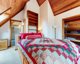 Tranquil dog-friendly retreat with generous deck, fitness area, & amazing views - Pittsfield - 睡房