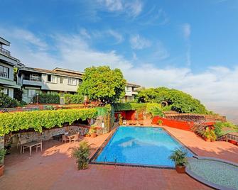 Ramsukh Resorts and Spa - 默哈伯莱什沃尔 - 游泳池