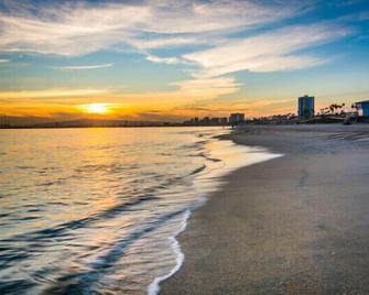 LBC Paradise bungalow w/AC -5 min from beach Dog friendly! - 长滩 - 海滩