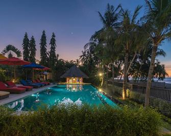 In Balance Resort - Garden View Villa 2 - 新加拉惹 - 游泳池