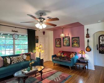 Charming 2-bedroom bungalow In Downtown historic Fort Myers - 迈尔斯堡 - 客厅