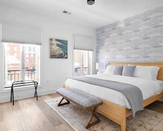 1/2 Block from King Street, King Bed In the of Old Town ~ Free Parking - 亚历山德里亚 - 睡房