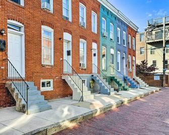 Central and Trendy Baltimore Townhome Pets OK! - 巴尔的摩