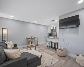 Boho Villa B - 坦帕 - 客厅