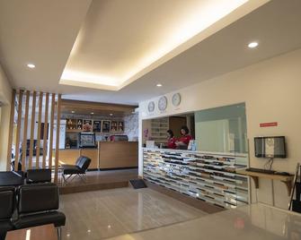 雅加达机场航厦 1A 高级酒店 - 当格浪 - 柜台
