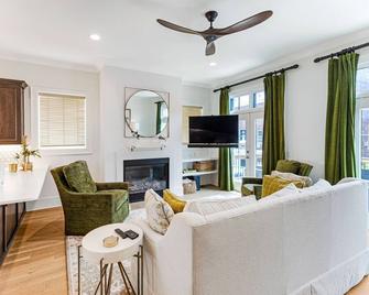 Stunning Eastern Wharf Riverwalk Home w/ Parking by Lucky Savannah - 文特沃思港 - 客厅