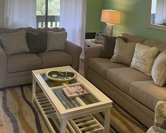 Adorable 2br/2ba Condo In Safe, Quiet Resort Setting - 戴蒙德角 - 客厅