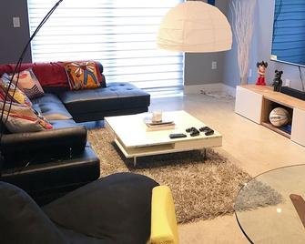 Newly Renovated Smart Home Condo With City View!!! - 北迈阿密 - 客厅
