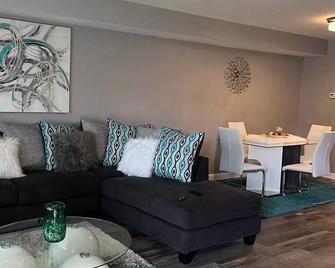 Stylish 2-bedrooms; home away from home! 3 mins from Nazareth Hospital - 费城 - 客厅