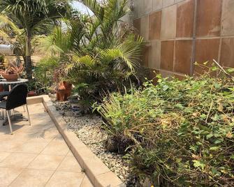 Studio apt plus rentacar close to airport & beach - 奥腊涅斯塔德 - 露台