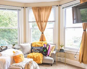 Chic 4BR Dwelling with Backyard in Philadelphia - 费城 - 客厅