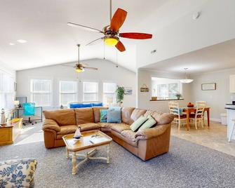 Island home with a shared pool, open layout, balcony, & AC - dog-friendly - Frisco - 客厅