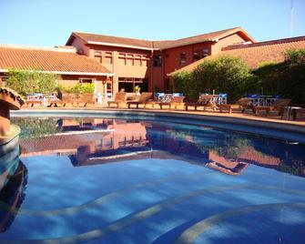 伊瓜苏马可波罗套房酒店 - 伊瓜苏 - 游泳池