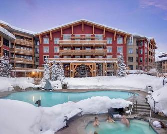 Village Center Stage - Premium Suite - 马姆莫斯湖 - 游泳池