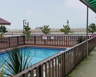 吉里望马波海度假村 - 马六甲 - 游泳池