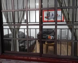 Casa a 10 minutos de la playa - 图斯潘 - 阳台