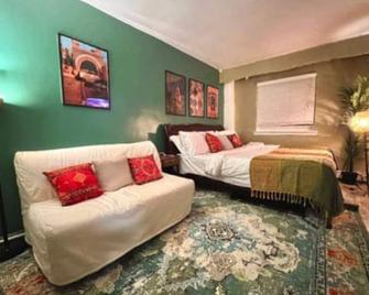 Moroccan Lover's Oasis: 2BR/ 2BA Great for Large Groups and Families - 纽约 - 睡房