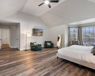 Heated Pool Pooltable Hottub Sleeps 16 Renovated - 麦金尼 - 睡房