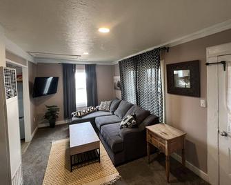 Grand Canyon Getaway! Cozy & easily accessible - 瓦莱 - 客厅