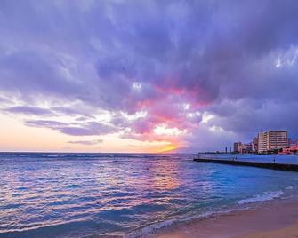 1 Bedroom Diamond Head retreat with stunning ocean views & full kitchen. - 檀香山 - 海滩