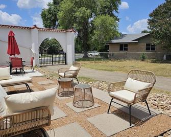 Spanish-inspired hidden gem, cozy and quiet 2-bedroom. - 圣安东尼奥 - 露台