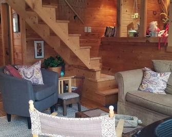 Cozy, Charming Vermont Chalet close to 5 major ski areas sleeps 4 - 斯托克（佛蒙特州） - 客厅
