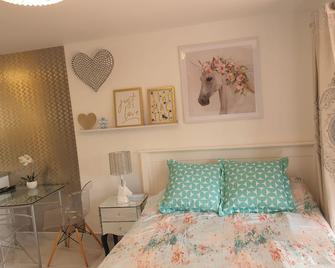 Cute comfortable, quiet studio 11 with Carpark - 奥克兰 - 睡房