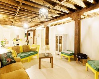 Casa Deluxe Herreros - 埃纳雷斯堡 - 客厅