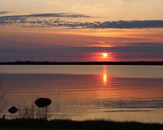 Mutchmor House - Steps from the sands of Providence Bay - Providence Bay - 户外景观