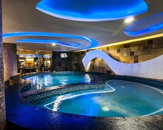 望加錫克拉羅飯店及會議中心 - 马卡萨 - 游泳池