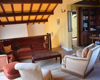 Large Family Home - 西布勒 - 客厅