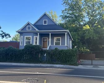 Newly Remodeled Victorian Triplex 1b/1ba 10mis from downtown Sac w/private patio - 萨克拉门托 - 建筑