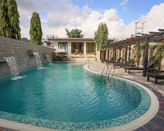 艾迪西度假酒店及水疗中心 - 博卡拉 - 游泳池