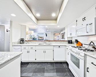 Two-story duplex near the beach with gas grill, balcony, great views, & WiFi - 纽波特海滩 - 厨房