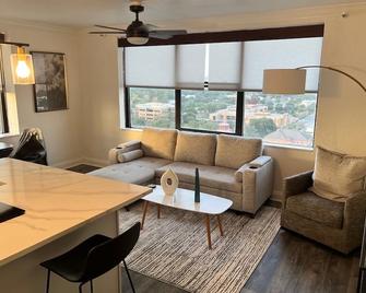 Gorgeous Modern Downtown Jacksonville Penthouse Close to Everything! - 杰克逊维尔 - 客厅