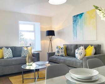 Perfect Accommodation for professionals! Great Connections - 史云顿 - 客厅