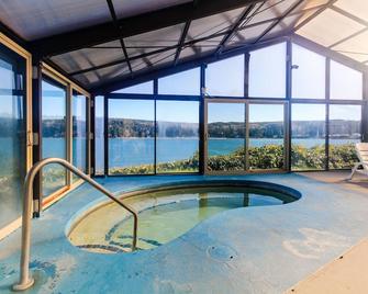 Bayfront retreat with water views, WiFi, washer/dryer, & pool access - 拉德洛港 - 游泳池