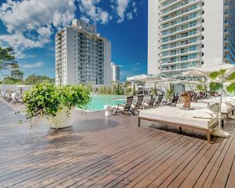 Oceana Suites Yoo, piscina climatizada - 埃斯特角城 - 游泳池