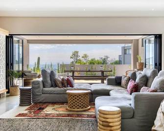 Solar-Powered Ultimate Mountain Retreat with Natural Pool & Amazing City Views - 开普敦 - 客厅