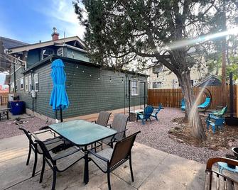 Downtown Vintage Studio W Backyard & Grill••walk To Downtown, CC, Parks & Venues - 科罗拉多斯普林斯 - 露台