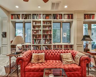 Artist's Library with a Private Swimming Pool - 休斯顿 - 休息厅