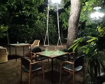 自然小径露营酒店与家庭旅馆 - 焦特布尔 - 露台