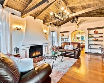 Grand Spanish Style 5BD w/ Huge 360 Rooftop Deck w/ Airport Views, AC, & Hot Tub! - 圣地亚哥 - 客厅