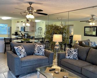 Smather's Beach, Deluxe 2 Br Oceanview Unit, Great Rates , - 基韦斯特 - 客厅