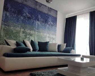 Luxury furnished apartment with garden and allocated parking - 布加勒斯特 - 客厅